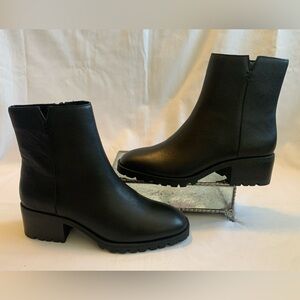 NWOB CROWN VINTAGE BLACK LEATHER ANKLE SIDE-ZIP BOOTS IN SIZE 6M